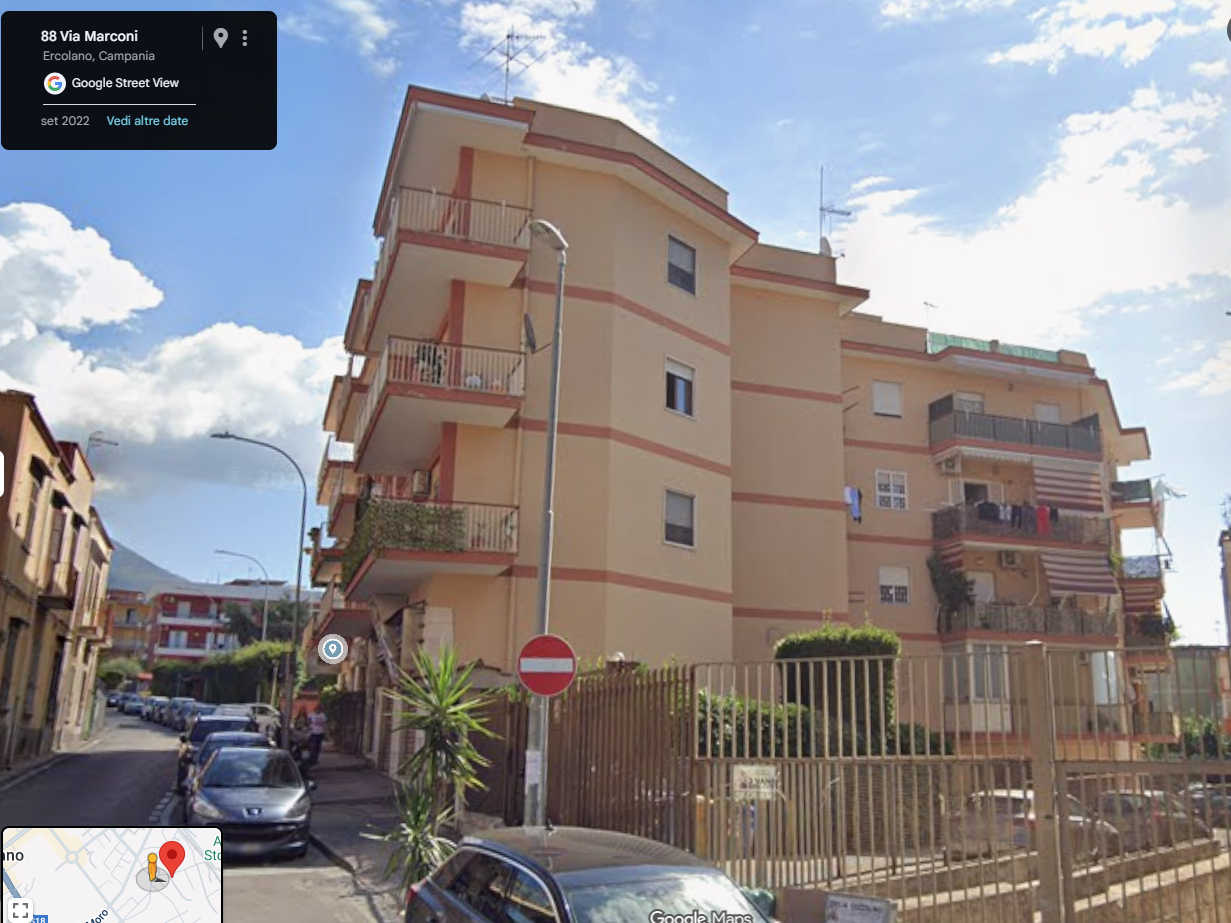 appartamento posto al terzo piano con ascensore composto da 5,5 vani, rendita catastale € 468. La zona è ben collegata e ricca di opportunità e servizi essenziali, posto auto scoperto ubicato nel cortile piano terra 13mq. Sup catastale 128. Libero. Piena Proprietà. Turno 1^.