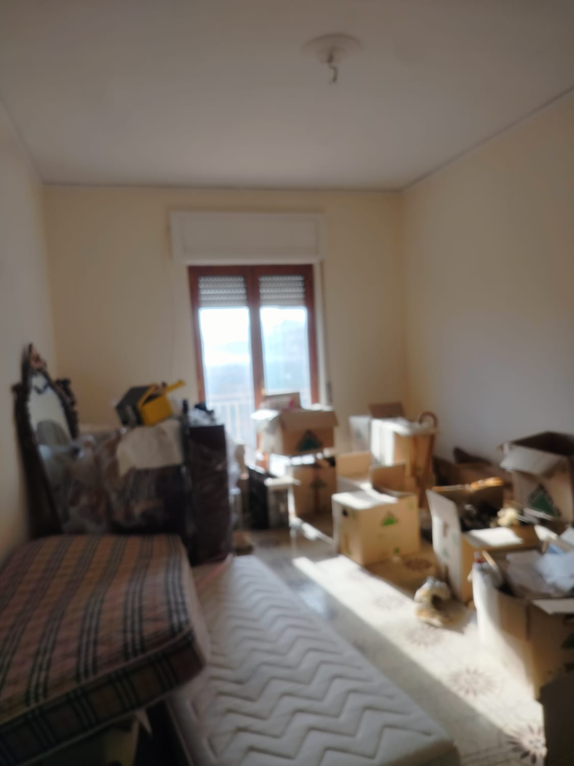 appartamento posto al terzo piano con ascensore composto da 5,5 vani, rendita catastale € 468. La zona è ben collegata e ricca di opportunità e servizi essenziali, posto auto scoperto ubicato nel cortile piano terra 13mq. Sup catastale 128. Libero. Piena Proprietà. Turno 1^.