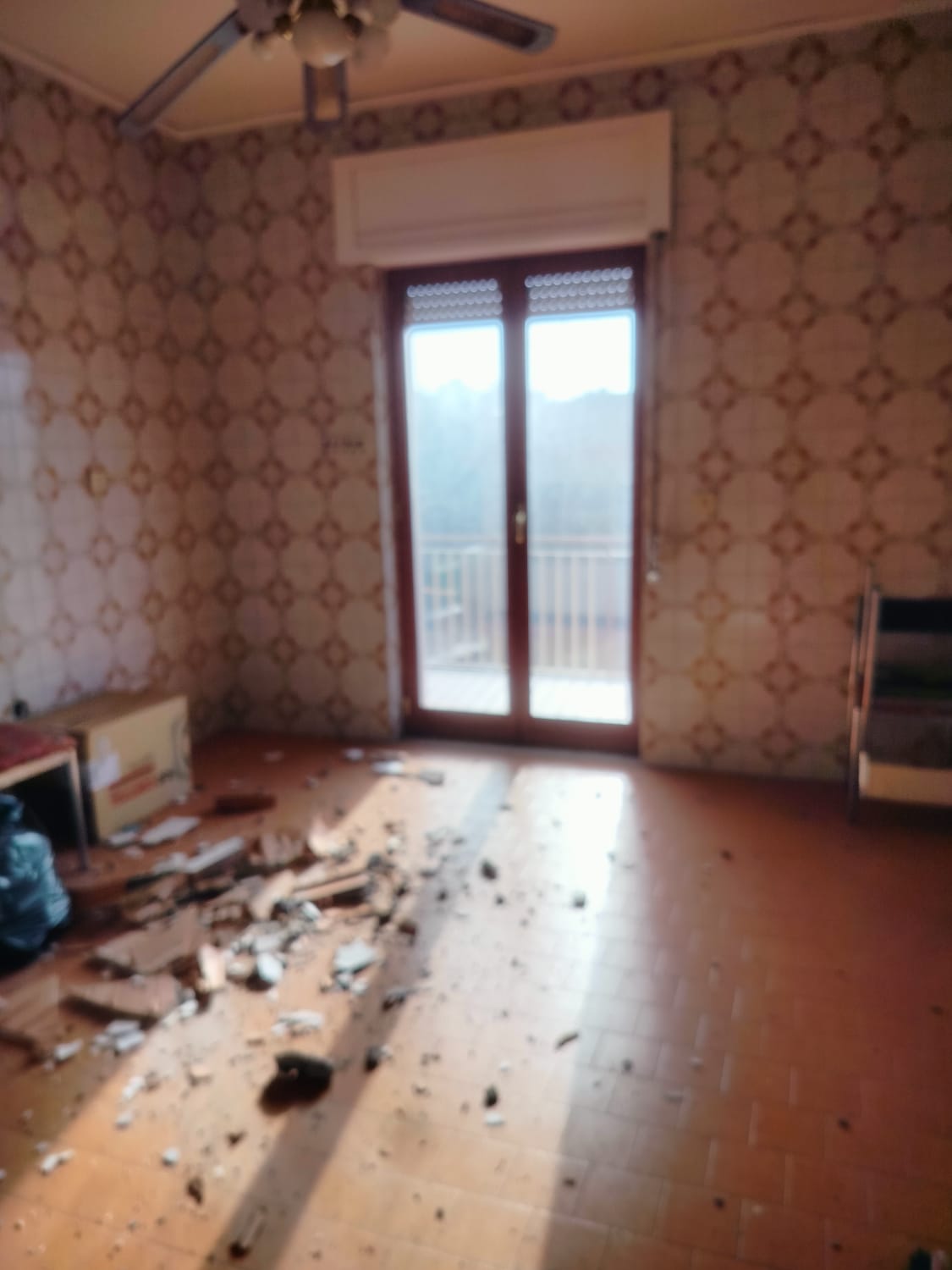 appartamento posto al terzo piano con ascensore composto da 5,5 vani, rendita catastale € 468. La zona è ben collegata e ricca di opportunità e servizi essenziali, posto auto scoperto ubicato nel cortile piano terra 13mq. Sup catastale 128. Libero. Piena Proprietà. Turno 1^.