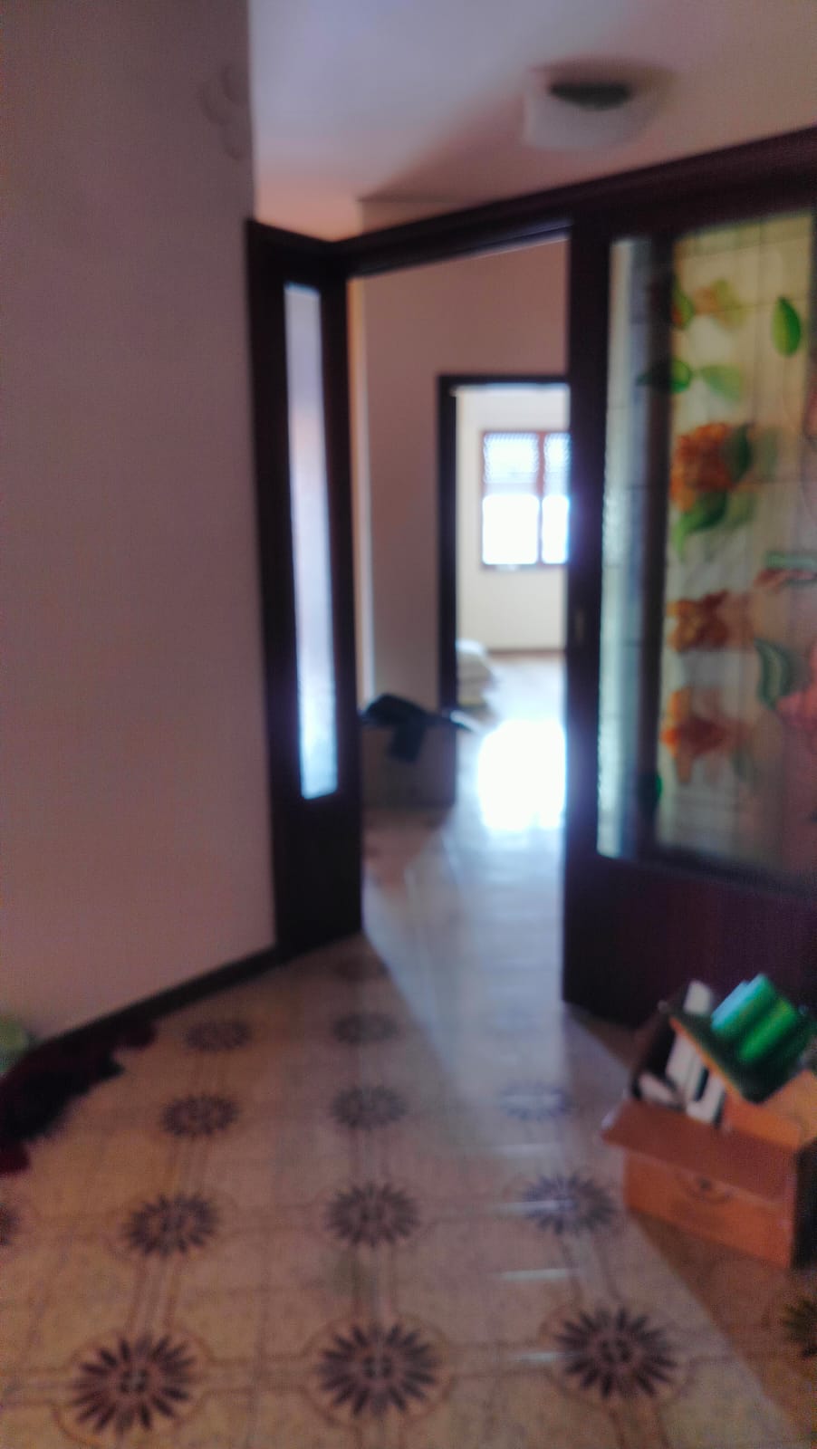 appartamento posto al terzo piano con ascensore composto da 5,5 vani, rendita catastale € 468. La zona è ben collegata e ricca di opportunità e servizi essenziali, posto auto scoperto ubicato nel cortile piano terra 13mq. Sup catastale 128. Libero. Piena Proprietà. Turno 1^.