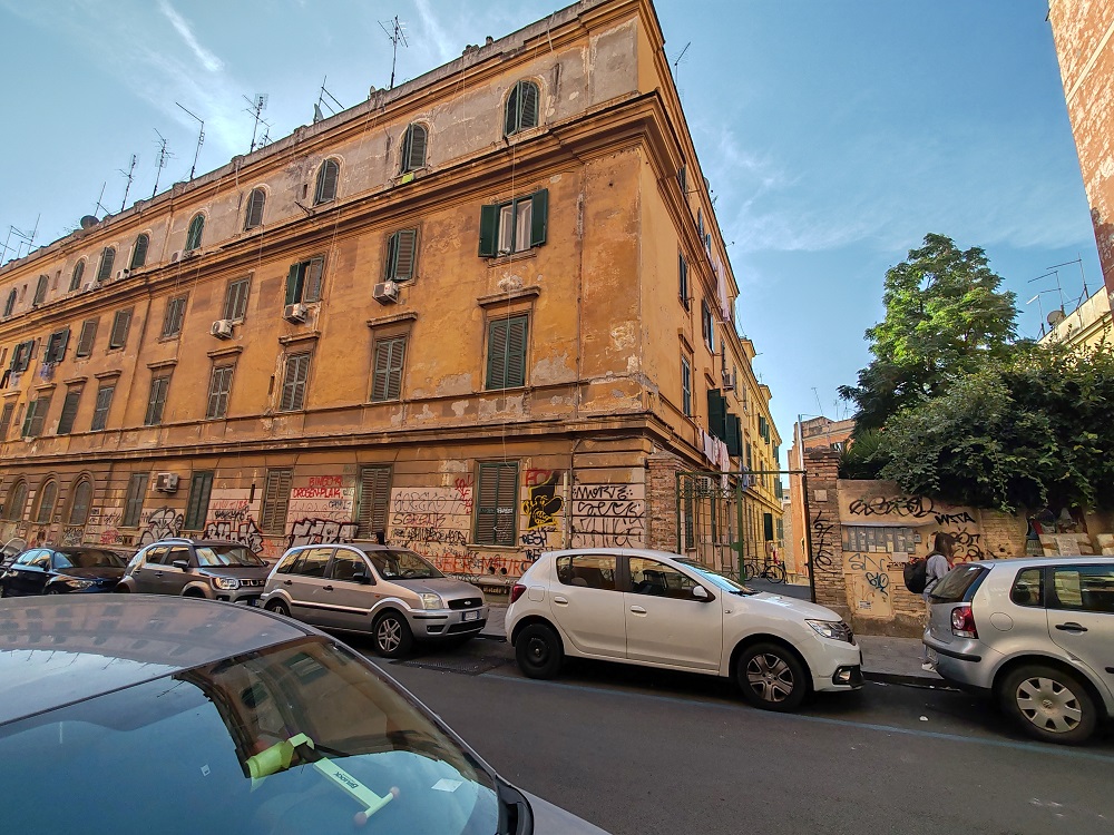 APPARTAMENTO INT.8 DI 4 VANI SENZA ASCENSORE. Dati catastali [N.C.E.U.] Cat. A/4, fg. 615, part. 91, sub. 56. Sup. catastale immobile mq 64. LIBERO