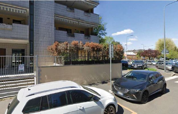 Immobile allo stato attuale accatastato come unità in corso di costruzione (cat.CatastaleF/3) nato dalla fusione di due unità contigue-un negozio cat. catastale C/1, ed una abitazione cat.catastale A/3. L'immobile,  dall'analisi  della  documentazione  fotografica,  risulta  in  realtà internamente completato e a destinazione abitativa e sarà valutato come immobile a destinazione residenziale - in categoria A/3 - coerentemente con la destinazione originaria dell'unità principale ed anche in linea con la destinazione prevalente del fabbricato, seppur accatastato come unità in corso di costruzione. Foglio 414 particella 117 sub. 800  cat. F/3. Sup. 96. Libero. Proprietà 1/1