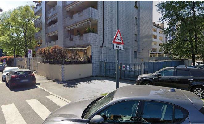 Immobile allo stato attuale accatastato come unità in corso di costruzione (cat.CatastaleF/3) nato dalla fusione di due unità contigue-un negozio cat. catastale C/1, ed una abitazione cat.catastale A/3. L'immobile,  dall'analisi  della  documentazione  fotografica,  risulta  in  realtà internamente completato e a destinazione abitativa e sarà valutato come immobile a destinazione residenziale - in categoria A/3 - coerentemente con la destinazione originaria dell'unità principale ed anche in linea con la destinazione prevalente del fabbricato, seppur accatastato come unità in corso di costruzione. Foglio 414 particella 117 sub. 800  cat. F/3. Sup. 96. Libero. Proprietà 1/1