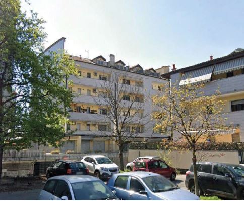 Immobile allo stato attuale accatastato come unità in corso di costruzione (cat.CatastaleF/3) nato dalla fusione di due unità contigue-un negozio cat. catastale C/1, ed una abitazione cat.catastale A/3. L'immobile,  dall'analisi  della  documentazione  fotografica,  risulta  in  realtà internamente completato e a destinazione abitativa e sarà valutato come immobile a destinazione residenziale - in categoria A/3 - coerentemente con la destinazione originaria dell'unità principale ed anche in linea con la destinazione prevalente del fabbricato, seppur accatastato come unità in corso di costruzione. Foglio 414 particella 117 sub. 800  cat. F/3. Sup. 96. Libero. Proprietà 1/1