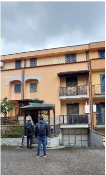 Unità immobiliare costituita da abitazione con annesso box auto al piano seminterrato. La villetta  presenta due ingressi indipendenti: uno principale che avviene dalla strada interna di lottizzazione senza sbocchi, l’altro secondario che avviene direttamente da Via Potenza tramite un cancelletto pedonale. L’immobile è stato concepito con una logica funzionale di tipo verticale; infatti, si sviluppa su tre livelli fuori terra più un livello seminterrato tra loro collegati mediante una scala interna. Si evidenzia che sono emersi elementi oggettivi tali da far ritenere, per gli immobili in esame, l’esistenza presunta di un illecito edilizio-urbanistico. Foglio 2 particella 5505 sub 3 cat. A/2 -Foglio 2 particella 5505 sub 15 cat.C/6. Sup. sub 3 :239,00  sub 15: 25,00. libero. Proprietà 1/1