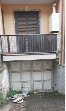 Unità immobiliare costituita da abitazione con annesso box auto al piano seminterrato. La villetta  presenta due ingressi indipendenti: uno principale che avviene dalla strada interna di lottizzazione senza sbocchi, l’altro secondario che avviene direttamente da Via Potenza tramite un cancelletto pedonale. L’immobile è stato concepito con una logica funzionale di tipo verticale; infatti, si sviluppa su tre livelli fuori terra più un livello seminterrato tra loro collegati mediante una scala interna. Si evidenzia che sono emersi elementi oggettivi tali da far ritenere, per gli immobili in esame, l’esistenza presunta di un illecito edilizio-urbanistico. Foglio 2 particella 5505 sub 3 cat. A/2 -Foglio 2 particella 5505 sub 15 cat.C/6. Sup. sub 3 :239,00  sub 15: 25,00. libero. Proprietà 1/1