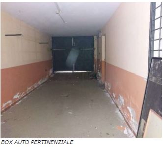 Unità immobiliare costituita da abitazione con annesso box auto al piano seminterrato. La villetta  presenta due ingressi indipendenti: uno principale che avviene dalla strada interna di lottizzazione senza sbocchi, l’altro secondario che avviene direttamente da Via Potenza tramite un cancelletto pedonale. L’immobile è stato concepito con una logica funzionale di tipo verticale; infatti, si sviluppa su tre livelli fuori terra più un livello seminterrato tra loro collegati mediante una scala interna. Si evidenzia che sono emersi elementi oggettivi tali da far ritenere, per gli immobili in esame, l’esistenza presunta di un illecito edilizio-urbanistico. Foglio 2 particella 5505 sub 3 cat. A/2 -Foglio 2 particella 5505 sub 15 cat.C/6. Sup. sub 3 :239,00  sub 15: 25,00. libero. Proprietà 1/1