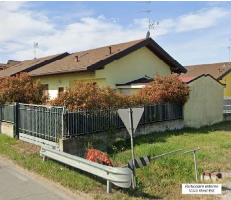 Villa semindipendente edificata nel 2008, disposta su tre piani, di cui due fuori terra, annessi al piano terra una autorimessa, un ripostiglio e un'area esclusiva, completa la proprietà la quota di 2/4 dell'area urbana, costituente la strada di accesso al comparto residenziale, composto da n. 4 villette. Internamente la villa risulta così composta: al pian terreno da soggiorno, cucina, disimpegno, due camere e bagno, una scala interna mette in comunicazione il piano seminterrato dove troviamo una cantina e una lavanderia, il piano primo destinato a ripostiglio e locale di sgombero. Fg. 27 Part. 2944 Sub 2 Cat A/7 Fg. 27 Part. 2944 Sub 3 Cat C/6  Fg. 27 Part. 2943 Area Urbana Cat F/1. Sup. part.2944:160,00 pert.2943 259,00. libero. Proprietà 1/1 e 2/4 area urbana