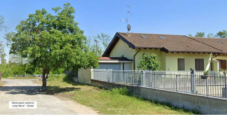 Villa semindipendente edificata nel 2008, disposta su tre piani, di cui due fuori terra, annessi al piano terra una autorimessa, un ripostiglio e un'area esclusiva, completa la proprietà la quota di 2/4 dell'area urbana, costituente la strada di accesso al comparto residenziale, composto da n. 4 villette. Internamente la villa risulta così composta: al pian terreno da soggiorno, cucina, disimpegno, due camere e bagno, una scala interna mette in comunicazione il piano seminterrato dove troviamo una cantina e una lavanderia, il piano primo destinato a ripostiglio e locale di sgombero. Fg. 27 Part. 2944 Sub 2 Cat A/7 Fg. 27 Part. 2944 Sub 3 Cat C/6  Fg. 27 Part. 2943 Area Urbana Cat F/1. Sup. part.2944:160,00 pert.2943 259,00. libero. Proprietà 1/1 e 2/4 area urbana