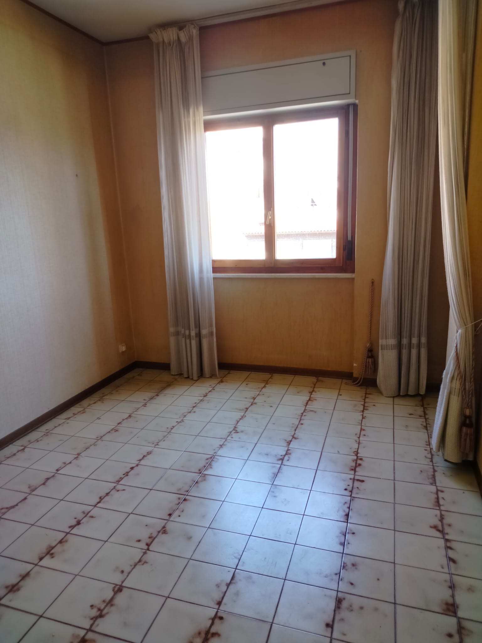 appartamento posto al quarto piano con ascensore composto da 6,5 vani, rendita catastale € 537 sito in quartiere servito da tutti i servizi, discrete condizioni generali. Quartiere ben attrezzato e funzionale alle esigenze dei residenti. Sup catastale 105. Libero. Piena Proprietà. Turno 1^.