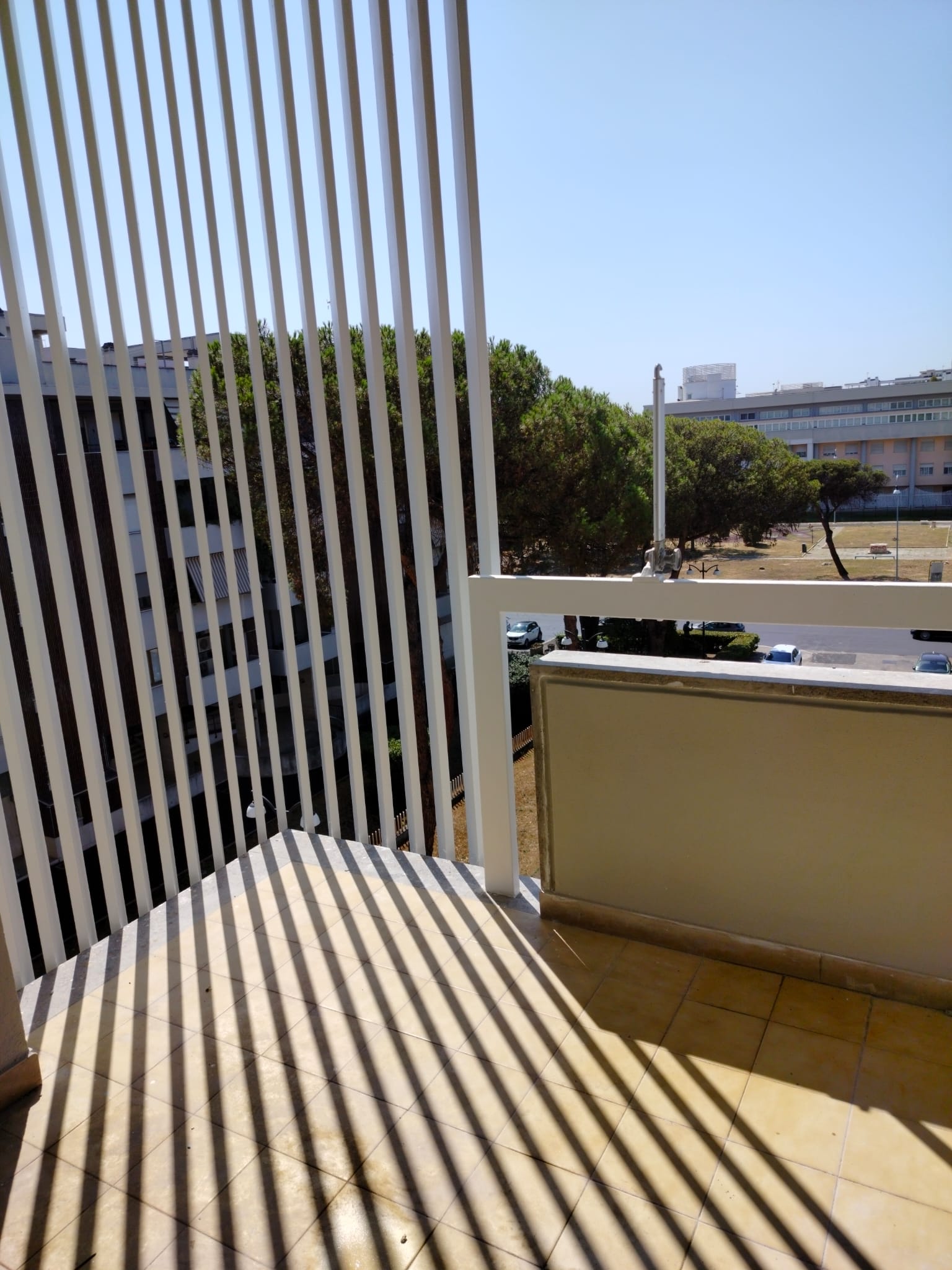 appartamento posto al quarto piano con ascensore composto da 6,5 vani, rendita catastale € 537 sito in quartiere servito da tutti i servizi, discrete condizioni generali. Quartiere ben attrezzato e funzionale alle esigenze dei residenti. Sup catastale 105. Libero. Piena Proprietà. Turno 1^.