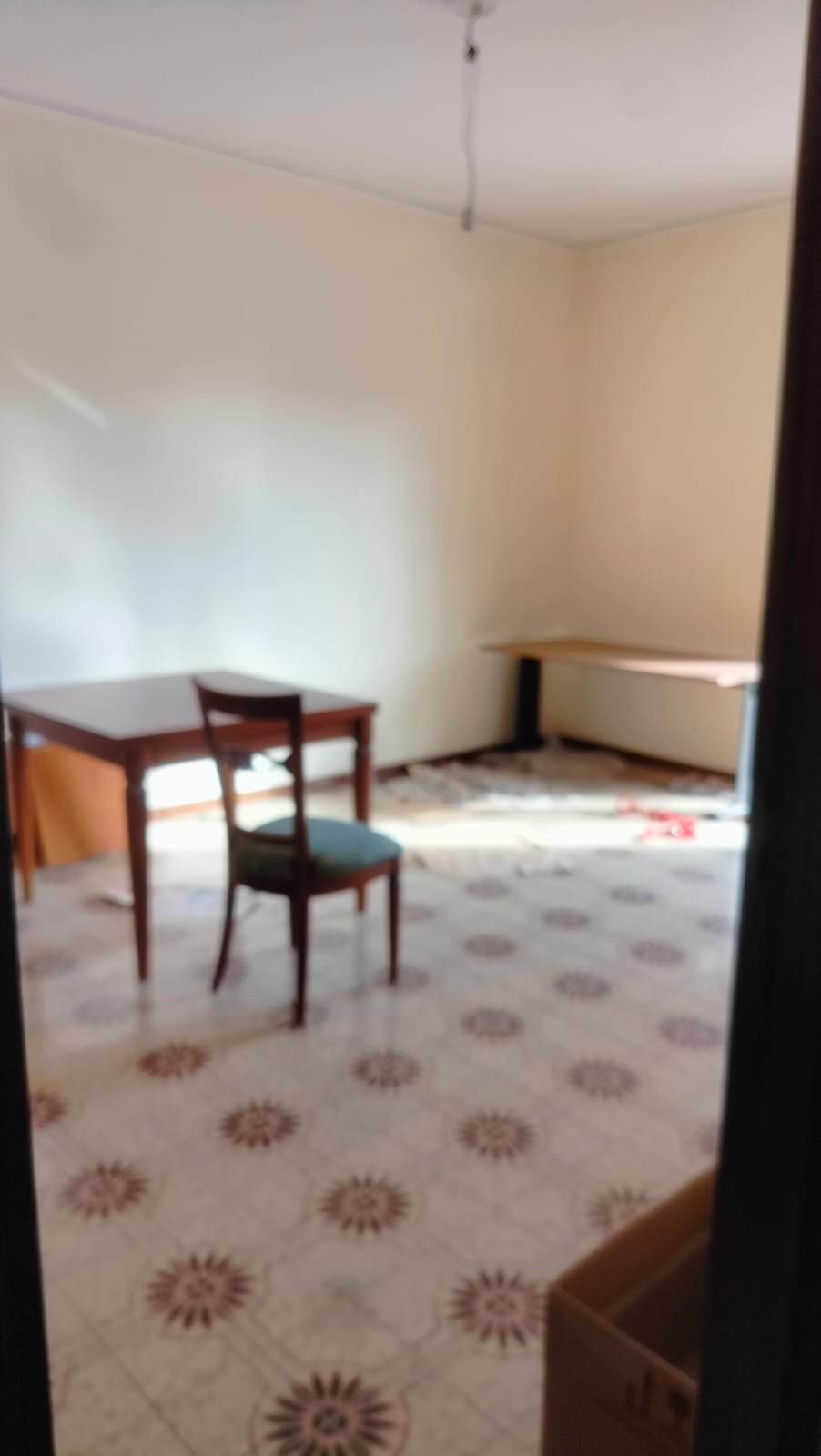 appartamento posto al terzo piano con ascensore composto da 5,5 vani, rendita catastale € 468. La zona è ben collegata e ricca di opportunità e servizi essenziali, posto auto scoperto ubicato nel cortile piano terra 13mq. Sup catastale 128. Libero. Piena Proprietà. Turno 1^.