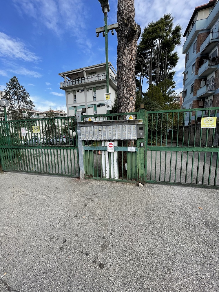 APPARTAMENTO INT.15 DI 4 VANI CON ASCENSORE; BALCONE. Dati catastali: cat. A/2, fg. 203, part. 512, sub. 526. Sup. catastale immobile (mq) 51. LIBERO. CANTINA N.15 DI MQ. 12 CATASTALI. Dati catastali: cat. C/2, fg. 203, part. 512, sub. 527. Sup. catastale immobile (mq) 12.