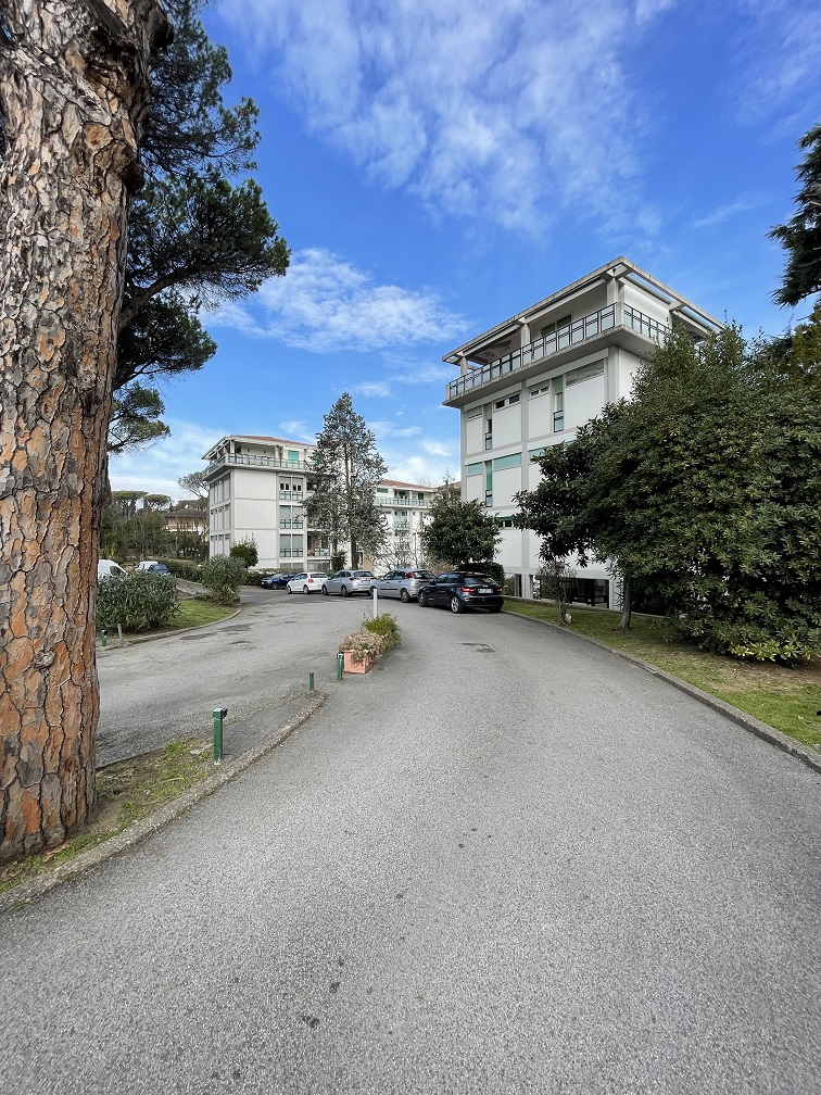 APPARTAMENTO INT.15 DI 4 VANI CON ASCENSORE; BALCONE. Dati catastali: cat. A/2, fg. 203, part. 512, sub. 526. Sup. catastale immobile (mq) 51. LIBERO. CANTINA N.15 DI MQ. 12 CATASTALI. Dati catastali: cat. C/2, fg. 203, part. 512, sub. 527. Sup. catastale immobile (mq) 12.