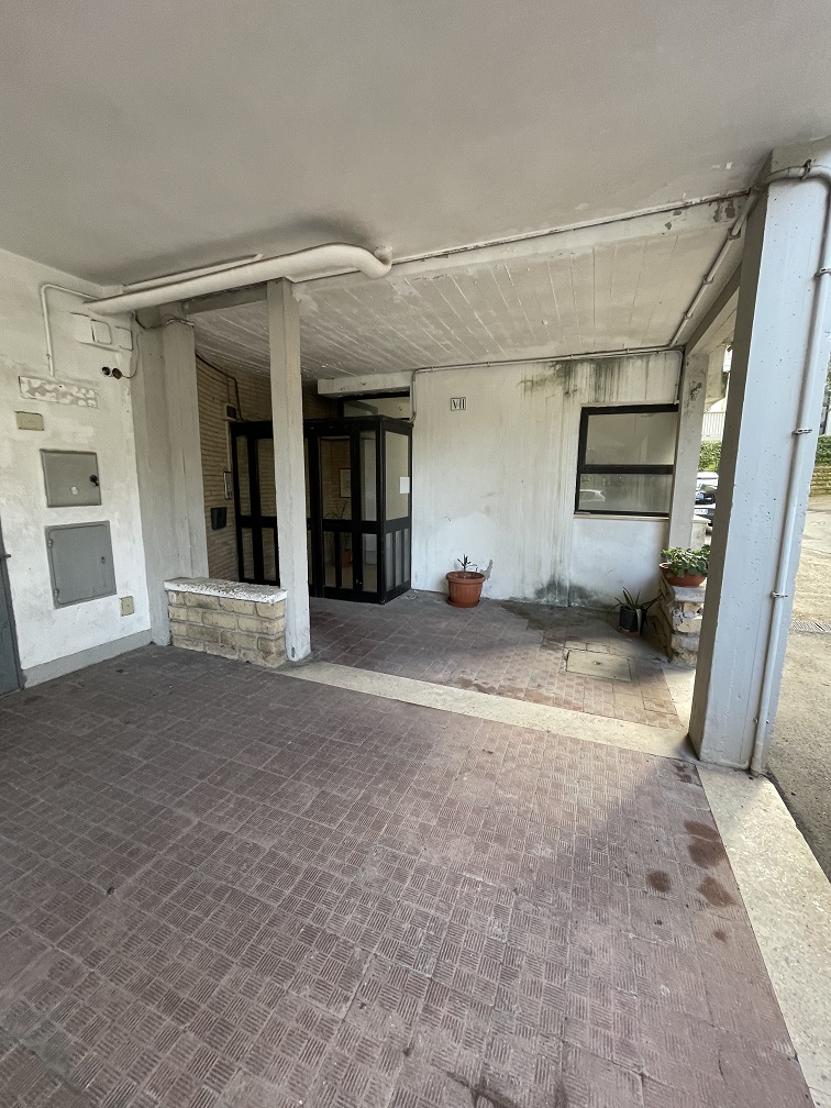 APPARTAMENTO INT.15 DI 4 VANI CON ASCENSORE; BALCONE. Dati catastali: cat. A/2, fg. 203, part. 512, sub. 526. Sup. catastale immobile (mq) 51. LIBERO. CANTINA N.15 DI MQ. 12 CATASTALI. Dati catastali: cat. C/2, fg. 203, part. 512, sub. 527. Sup. catastale immobile (mq) 12.