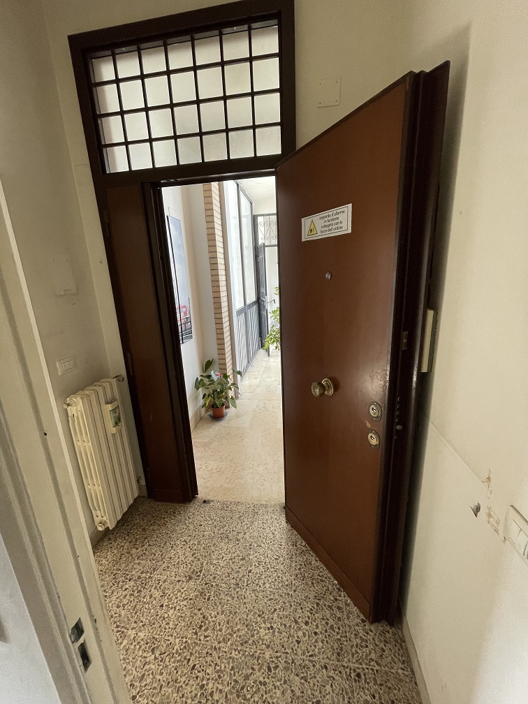 APPARTAMENTO INT.15 DI 4 VANI CON ASCENSORE; BALCONE. Dati catastali: cat. A/2, fg. 203, part. 512, sub. 526. Sup. catastale immobile (mq) 51. LIBERO. CANTINA N.15 DI MQ. 12 CATASTALI. Dati catastali: cat. C/2, fg. 203, part. 512, sub. 527. Sup. catastale immobile (mq) 12.
