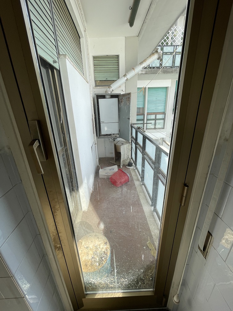 APPARTAMENTO INT.15 DI 4 VANI CON ASCENSORE; BALCONE. Dati catastali: cat. A/2, fg. 203, part. 512, sub. 526. Sup. catastale immobile (mq) 51. LIBERO. CANTINA N.15 DI MQ. 12 CATASTALI. Dati catastali: cat. C/2, fg. 203, part. 512, sub. 527. Sup. catastale immobile (mq) 12.