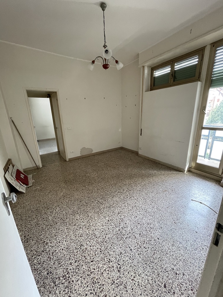 APPARTAMENTO INT.15 DI 4 VANI CON ASCENSORE; BALCONE. Dati catastali: cat. A/2, fg. 203, part. 512, sub. 526. Sup. catastale immobile (mq) 51. LIBERO. CANTINA N.15 DI MQ. 12 CATASTALI. Dati catastali: cat. C/2, fg. 203, part. 512, sub. 527. Sup. catastale immobile (mq) 12.