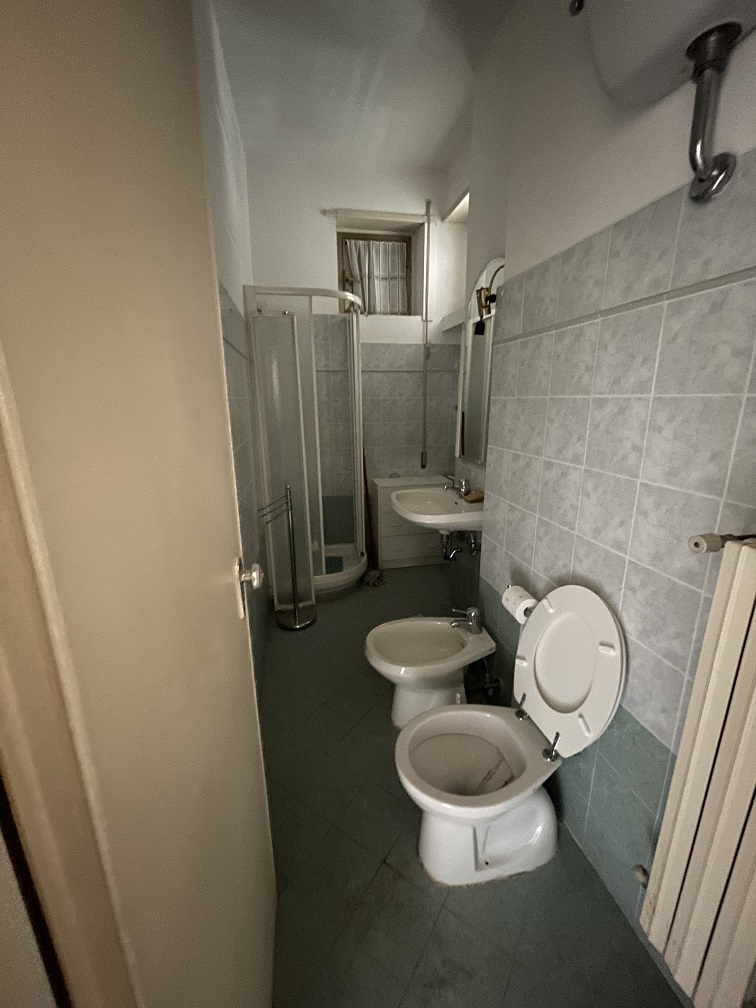APPARTAMENTO INT.15 DI 4 VANI CON ASCENSORE; BALCONE. Dati catastali: cat. A/2, fg. 203, part. 512, sub. 526. Sup. catastale immobile (mq) 51. LIBERO. CANTINA N.15 DI MQ. 12 CATASTALI. Dati catastali: cat. C/2, fg. 203, part. 512, sub. 527. Sup. catastale immobile (mq) 12.