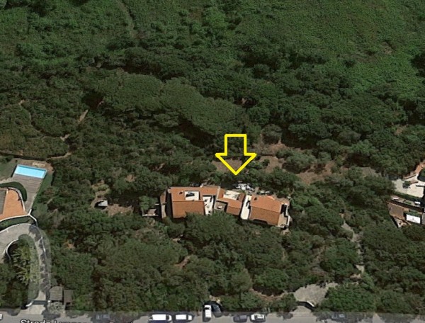 Villla con corte esclusiva.Il terreno sul quale ricade il bene, ha una forma  rettangolare con giacitura acclive, avente la parte con quota più elevata vicino strada, per poi discendere in direzione nord-est (direzioneLago), con un dislivello complessivo di circa 10 metri.Si estende per una superficie di mq 5.870,00 con un ingombro di circa m 90 x 65, presentando vegetazione tipica del parco.Lungo il confine sud-ovest, la proprietà è delineata da tratti di muro alternati a una recinzione in retemetallica e cannicciato, con altezza variabile da 1,5 m e circa 2 m. [...]. ID cat. Foglio 122, p.lle 1026 sub 1  cat A/8. Sup. 626 mq. Proprietà 1/1, occupato sine titulo